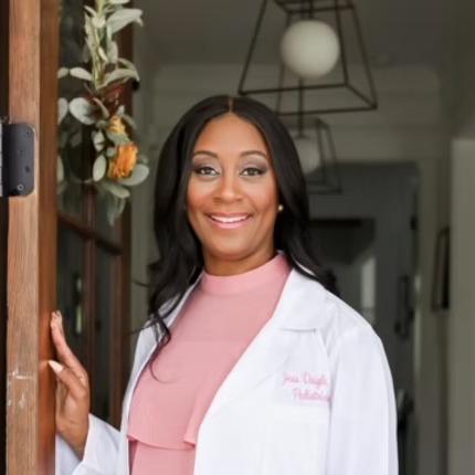 Jessica Daigle, Board-Certified Pediatrician & NICU Hospitalist and owner of Mom & Me MD