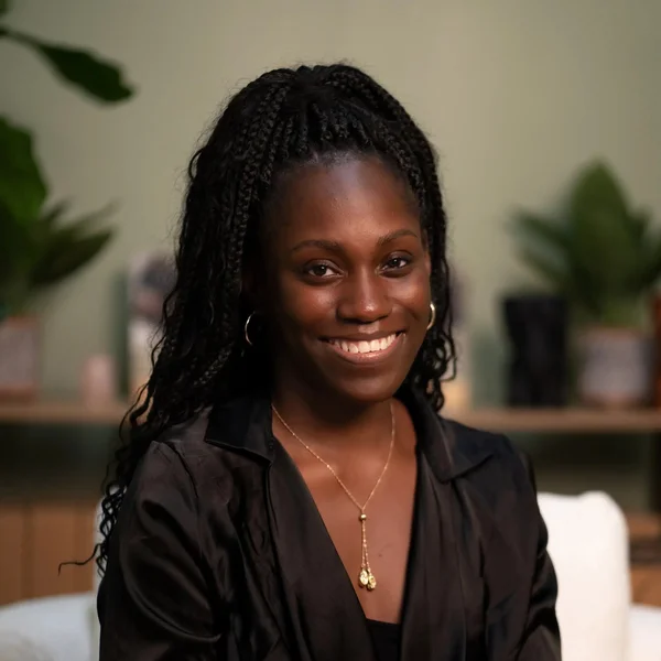 liz-adedokun therapist headshot